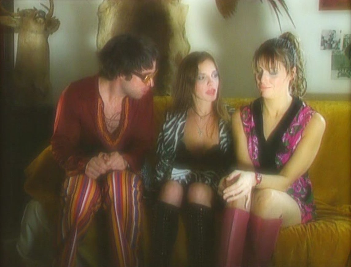 Stillbild 4 ur CLOAK AND SHAK HER