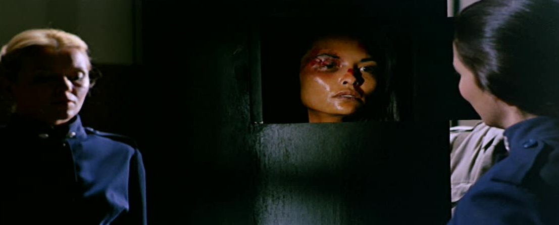 Stillbild 10 ur VIOLENCE IN A WOMENS PRISON